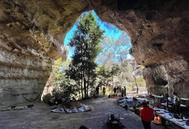 Dargan Shelter dengan orang-orang di dalamnya