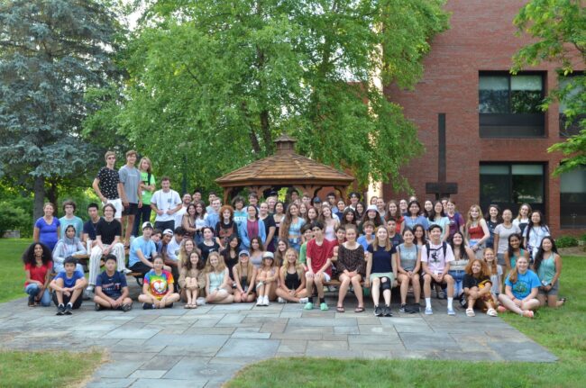 Siswa yang mengikuti program Green Mountain berpose untuk foto bersama