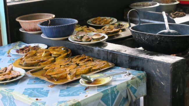 Ikan direndam dalam minyak mustard dan jinten sebelum dimasak