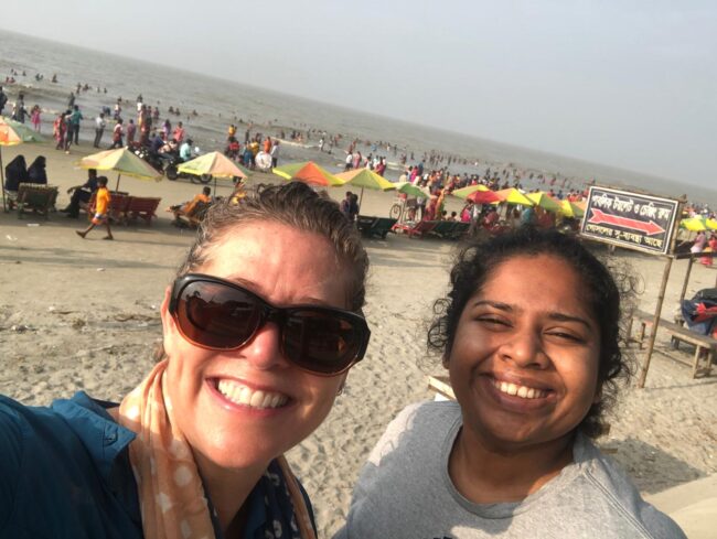 Selfie dua wanita di pantai