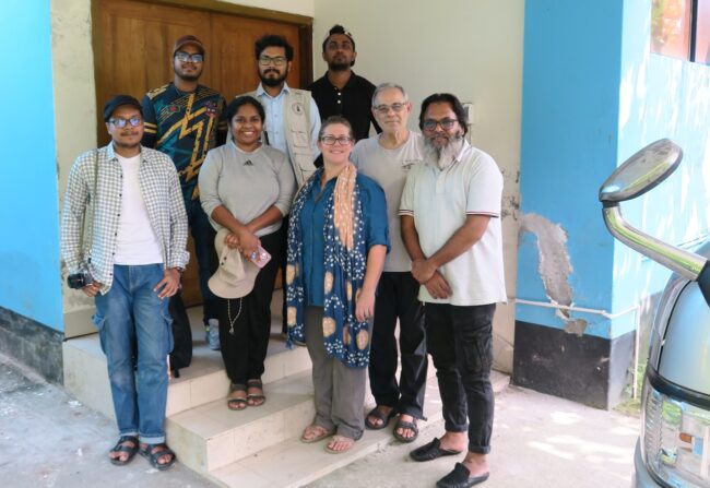 Foto bersama di luar stasiun