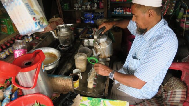 Seorang pria membuat teh susu