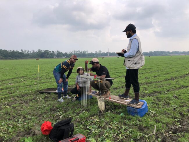Tim melakukan pengukuran di stasiun lapangan