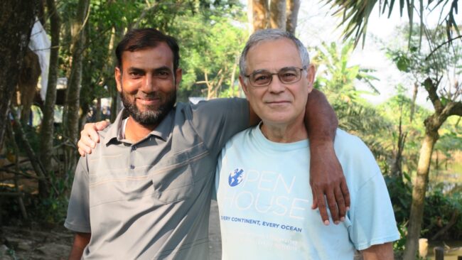 Mike Steckler dan Bachchu berpose untuk foto