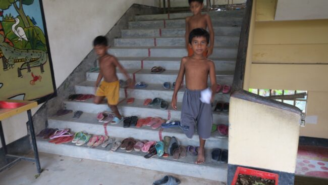 Anak-anak menuruni tangga di sekolah dasar