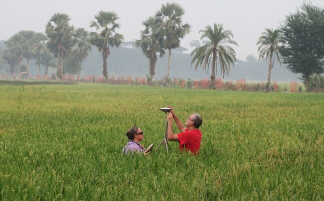 Mike Steckler dan Carol Wilson mengerjakan peralatan di ladang