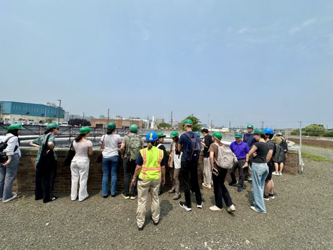 Siswa berkumpul di dekat tangki pengolahan air