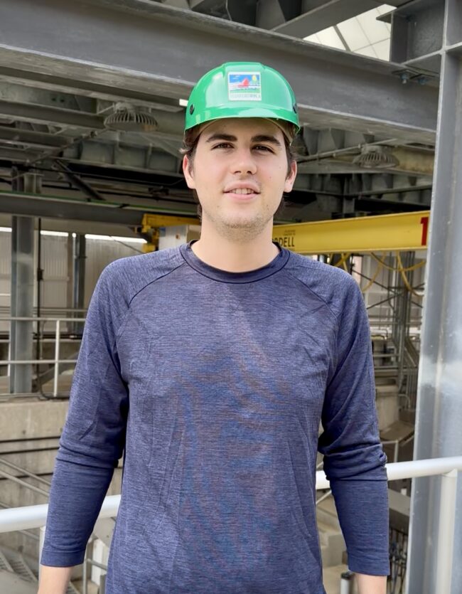 Siswa dengan helm pengaman