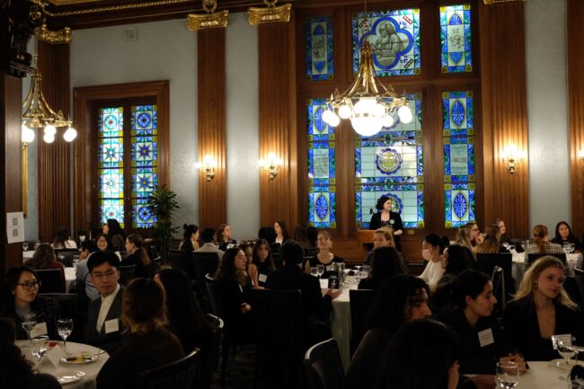 Foto resepsi, di ruangan yang elegan dan berpanel.