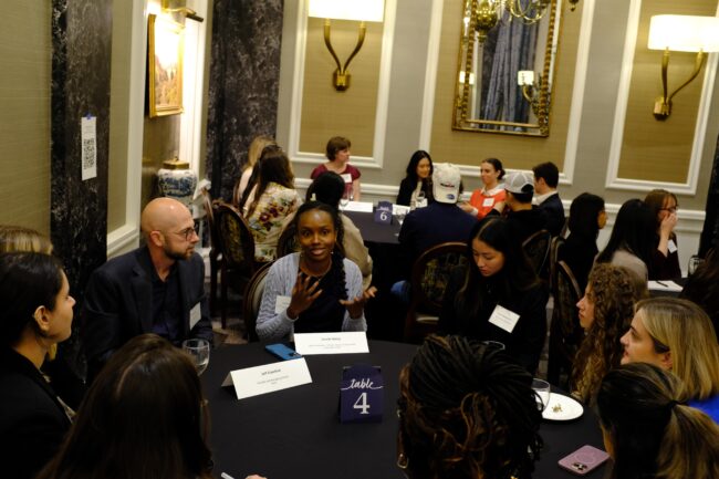 Mahasiswa dan praktisi terlibat dalam percakapan di resepsi