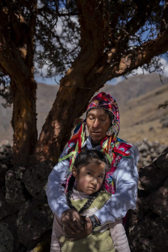 Family members beside a queñua tree