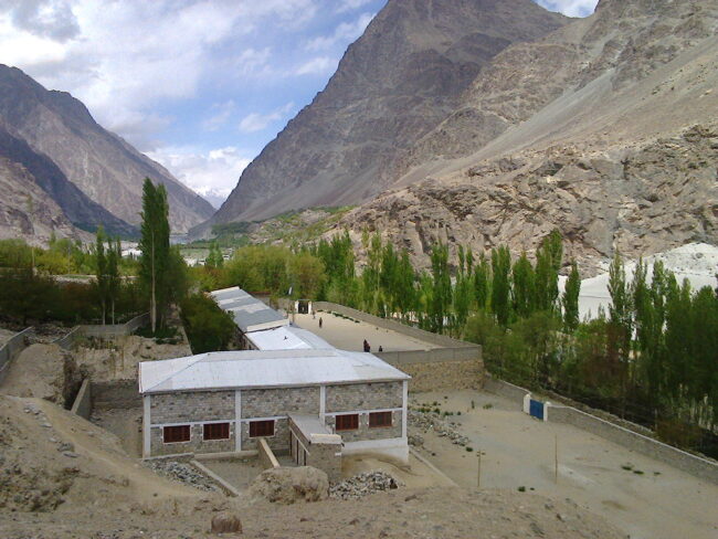 Sebuah sekolah menengah dekat pegunungan di Hassanabad.