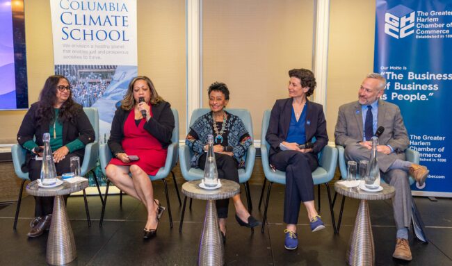 Sekelompok panelis duduk di Gedung Fakultas Columbia