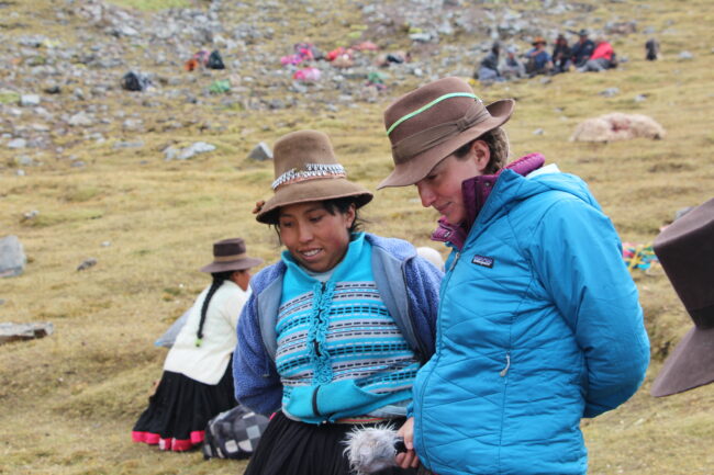 Dua wanita mendiskusikan penggembalaan hari itu di Andes Peru