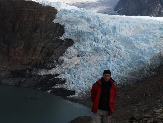 Mike Kaplan di lapangan, dekat Brazo Sur dan di depan Lapangan Es Patagonia Selatan, Patagonia.