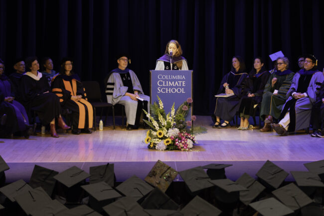Lisa Sachs, direktur MS dalam program Pendanaan Iklim, pada Class Day 2026
