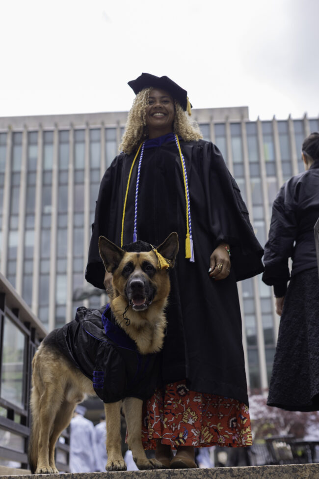 Kristina Douglass dan anjingnya pada Hari Kelas 2026