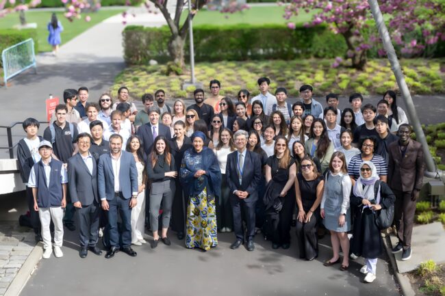 Sekelompok mahasiswa di kampus Columbia, bersama Jeffrey Sachs dan Wakil Sekretaris Jenderal PBB Amina Mohammed