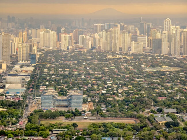 Dense smog blankets Metro Manila skyline.